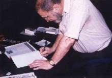 Horacio Lalia firmando ejemplares en Fantabaires 2000