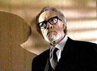 Patrick McGoohan como el funebrero criminal de ASHES TO ASHES