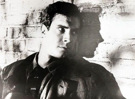 Bradford Dillman eval&uacute;a la situaci&oacute;n en A CIRCLE OF DECEPTION