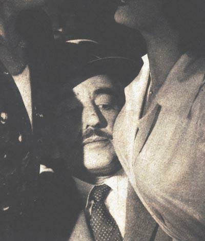 Vittorio De Sica, apretado, en VILLA BORGHESE