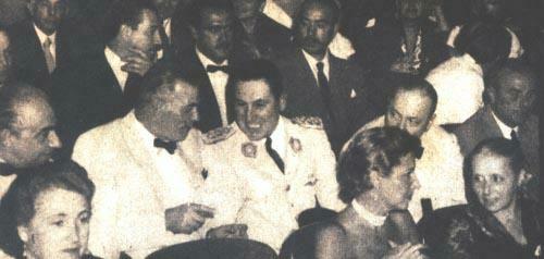 El presidente Perón escucha divertio algún comentario del Sr. Carlos Aloé. A sus costados, el ministro de Relaciones Exteriores Dr. Remorino y el Sr. Apold intentan consustanciarse con el militar