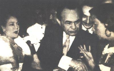 Conocedor del idioma español, Edward G. Robinson le da un apretón (de mano) a Tita Merello. Mary Pickford observa