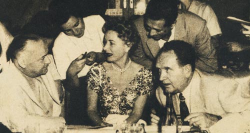 El Subsecretario de Informaciones, Sr. Apold, departe con Irene Dunne, Frank Borzage y Juan Carlos Thorry