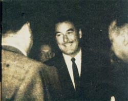 Errol Flynn presenta sus saludos al Presidente Perón y al Subsecretario de Informaciones