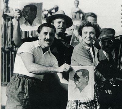 La actriz madrileña Rosita Moreno sonríe para la foto, sorprendida por los muchachos peronistas