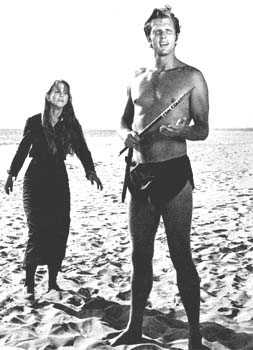 Julie Harris y Ron Ely en THE PERILS OF CHARITY JONES