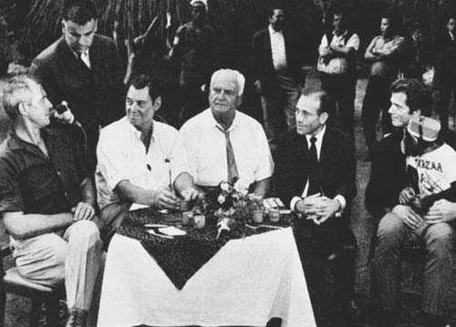 Otro aspecto de la reuni&oacute;n hist&oacute;rica: habla Jock Mahoney, lo miran Weissmuller, Pierce y Ely