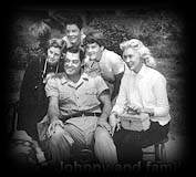 La familia Weissmuller detr&aacute;s de 
la c&aacute;mara en una de las 
pel&iacute;culas de Jim de 
     la Jungla